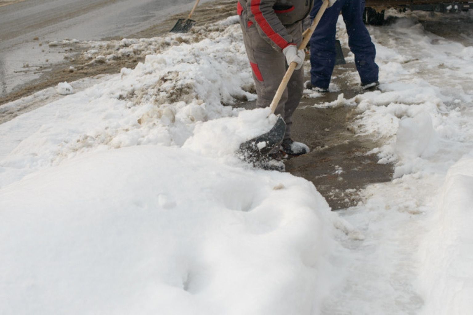 Fortov ryddes for sne med skovl